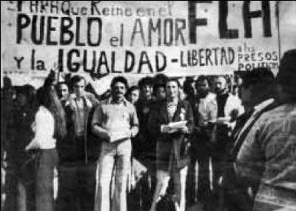 Frente de liberación nacional de Argentina. Marcha con pancarta que dice "Para que reine en el pueblo el amor y la igualdad. Libertad para los presos políticos. FLH"